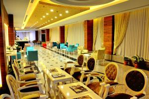 restauracja ze stołami i krzesłami w pokoju w obiekcie Ozpark Hotel w mieście Aksehir