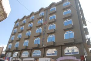 ein Wohnhaus mitten auf einer Straße in der Unterkunft Atlas Hotel in Arusha