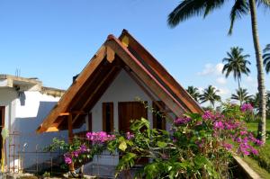 a house with flowers in front of it at Rinjani inn Lombok in Tetebatu