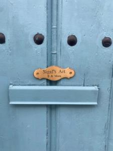 a sign on a door that says steal art be nice at Sigals Art B and More in Alcalá la Real