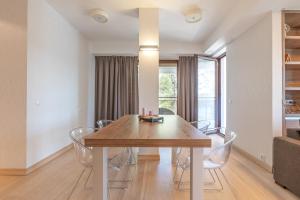 a dining room with a wooden table and chairs at Mierki da Marco in Mörken