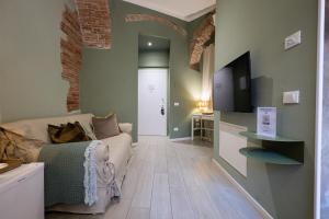 a living room with a couch and a television at Truly Verona in Verona +22 photos