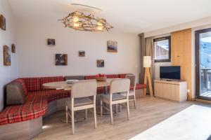 a living room with a couch and a table at Résidence Pierre & Vacances Atria-Crozats in Avoriaz