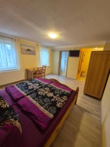 a bedroom with a large bed in a room at Pension am Lindenbaum in Kirnitzschtal