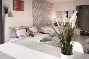 a living room with a bed and a couch at Appartement Cosy Case 6 pers parking proche Disney et Paris in Champs-sur-Marne