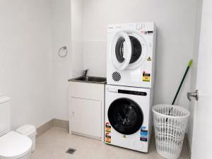 a washing machine and a sink in a bathroom at 22 Pimpama Home in Pimpama