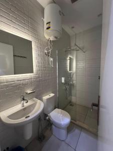ein Badezimmer mit Toilette, Waschbecken und Dusche in der Unterkunft Central Cairo Hotel in Kairo + 124 Fotos