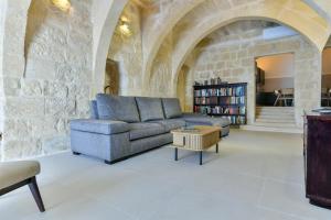 a living room with a couch and a table at Xewkija Ta' L-Ghagin in Xewkija