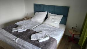a bed with two towels on top of it at Relax House in Dommitzsch