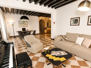 a living room with a couch and a piano at Hotel Scala - Buongiorno! Hotels in Treviso