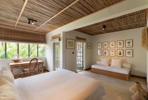 a bedroom with a bed and a desk at Maison Tropical in Flic-en-Flac