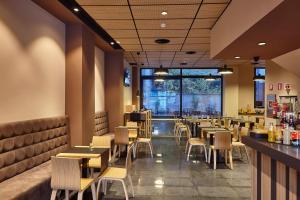 restauracja ze stołami i krzesłami oraz barem w obiekcie Hotel Bilbao Plaza w mieście Bilbao