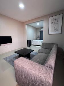 a living room with a couch and a bed at Residencial Biva in Namibe