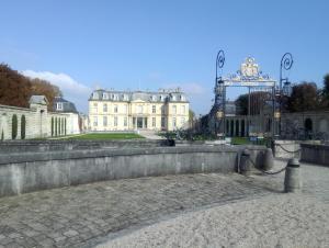 a large white building with a gate in front of it at Appartement Cosy Case 6 pers parking proche Disney et Paris in Champs-sur-Marne