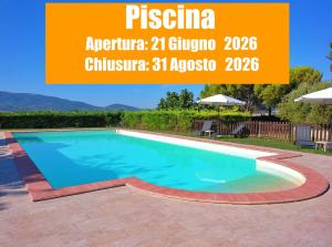 a swimming pool with an orange sign that says piscina at La Collina dei Venti in Gualdo Cattaneo