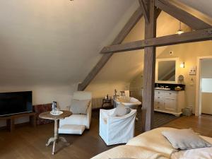 ein Schlafzimmer mit Bett, Fernseher und Tisch in der Unterkunft De Pastory Peer in Grote-Brogel