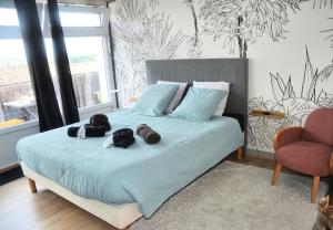 a bedroom with a bed with two stuffed animals on it at La Bulle Gambetta in Angoulême