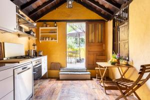 a kitchen with a table and a door to a patio at Casa la Moringa in Los Silos