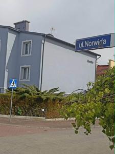 a blue street sign in front of a building at Willa Perełka in Mielno