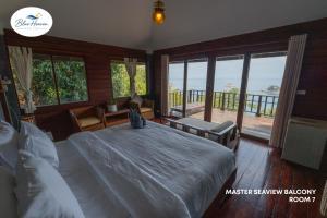 a bedroom with a large bed and a balcony at Blue Heaven Resort Koh Tao in Ko Tao