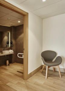 krzesło w pokoju z łazienką w obiekcie Hotel Bilbao Plaza w mieście Bilbao