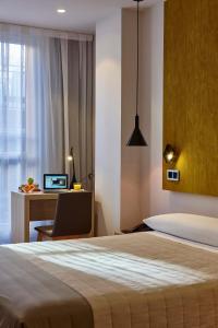 Łóżko lub łóżka w pokoju w obiekcie Hotel Bilbao Plaza
