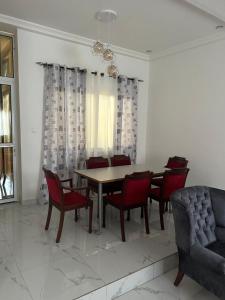 a dining room with a table and chairs at Zahra Résidence in Rufisque