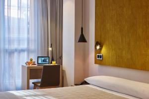 Łóżko lub łóżka w pokoju w obiekcie Hotel Bilbao Plaza