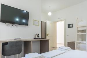 a room with a desk with a television on the wall at Le Monde 2 in Borsh