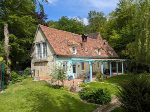 an old house with a green yard at Au Bois Dormant B&B in Tillé