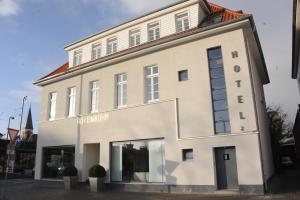 un bâtiment blanc avec un panneau sur son côté dans l'établissement Designhotel Rosenbohm, à Oldenbourg