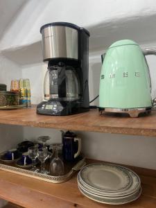 a kitchen counter with a blender and plates on a shelf at Sigals Art B and More in Alcalá la Real