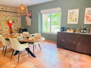 a dining room with a table and chairs at La-Vialette Chambres d Hôtes in Mont-Roc