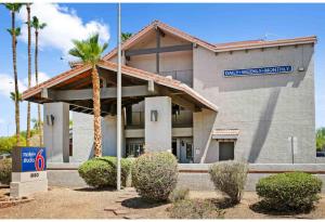a building with a sign in front of it at Motel 6 Tempe, AZ Elliot Road in Tempe