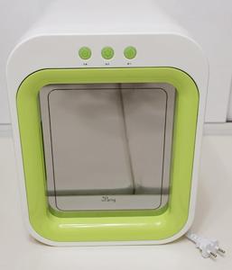 a green and white tv sitting on a wall at Stay in WAVE in Ch'ŏngsap'o