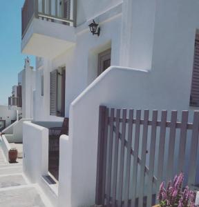 a white house with white stairs and a table at Gaia Serifos Apartments in Rámos