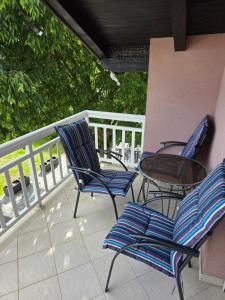 drei Stühle und ein Tisch auf einem Balkon in der Unterkunft Lily 2 in Ljubuški + 9 Fotos