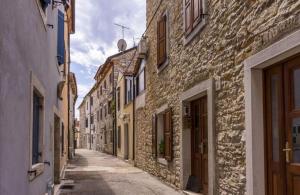 an empty alley in an old stone building at Comfortable vacation retreat with parking in Plovanija