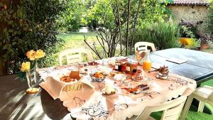 a table with food and drinks on top of it at Arie Chez Mimosa in Dému