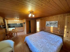 ein Schlafzimmer mit einem Bett in einem Holzzimmer in der Unterkunft Chalet Florida in Bürchen