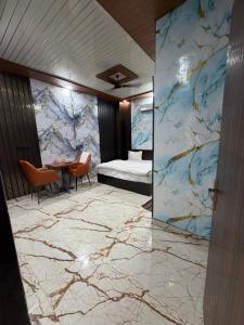 a room with a marble wall with a bed and a table at Rajstar Resort in Murthal