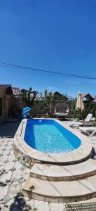a large swimming pool with steps around it at Sweet Home in Yengidzha