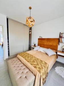 a bedroom with a large bed with a wooden headboard at Los Pirineos TC in Junín