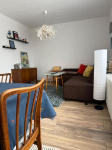 a living room with a couch and a table at Vergissmeinnicht - Das Haus in Kurort Oberwiesenthal