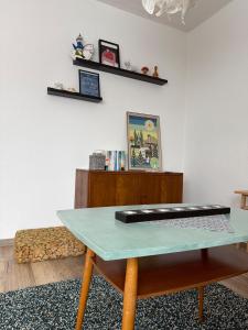 a coffee table in a living room with a bench at Vergissmeinnicht - Das Haus in Kurort Oberwiesenthal