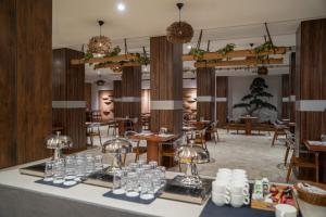 a restaurant with a counter with glasses on it at Burj Al Salam Hotel in Al ‘Alwīyah