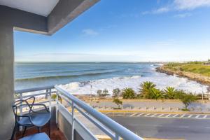 ein Balkon mit Meerblick in der Unterkunft Hotel Las Rocas in Mar del Plata