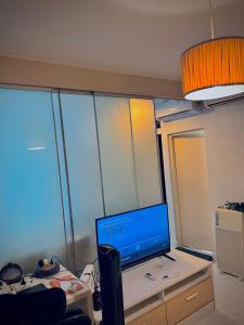 an office with a desk with a computer on it at Cozy Poolside Condo Near BTS All Amenities in Sathani Ban Hua Mak