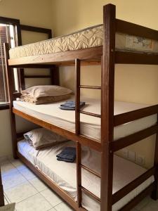 ein Etagenbett in einem Zimmer in der Unterkunft Master Home Digital QUARTOS COMPARTILHADOS in Barueri