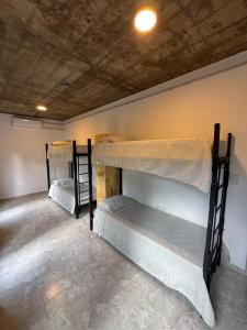 zwei Etagenbetten in einem Zimmer mit einer Decke in der Unterkunft Urban River Hostel in Corrientes